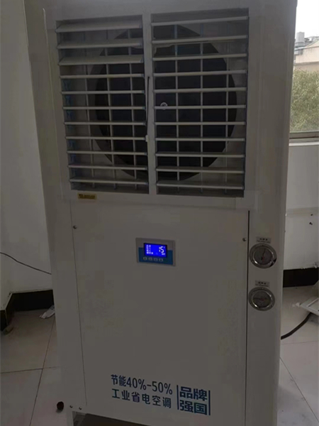 無錫江陰市制衣廠500平方安裝了兩臺6匹側出風款省電空調案例